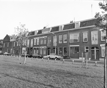882088 Gezicht op de voorgevels van de woningen Zaagmolenkade 44 (rechts)-hoger te Utrecht, met op de voorgrond de ...